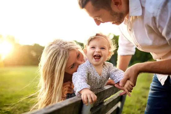 Mutter mit Vater und Kind draußen