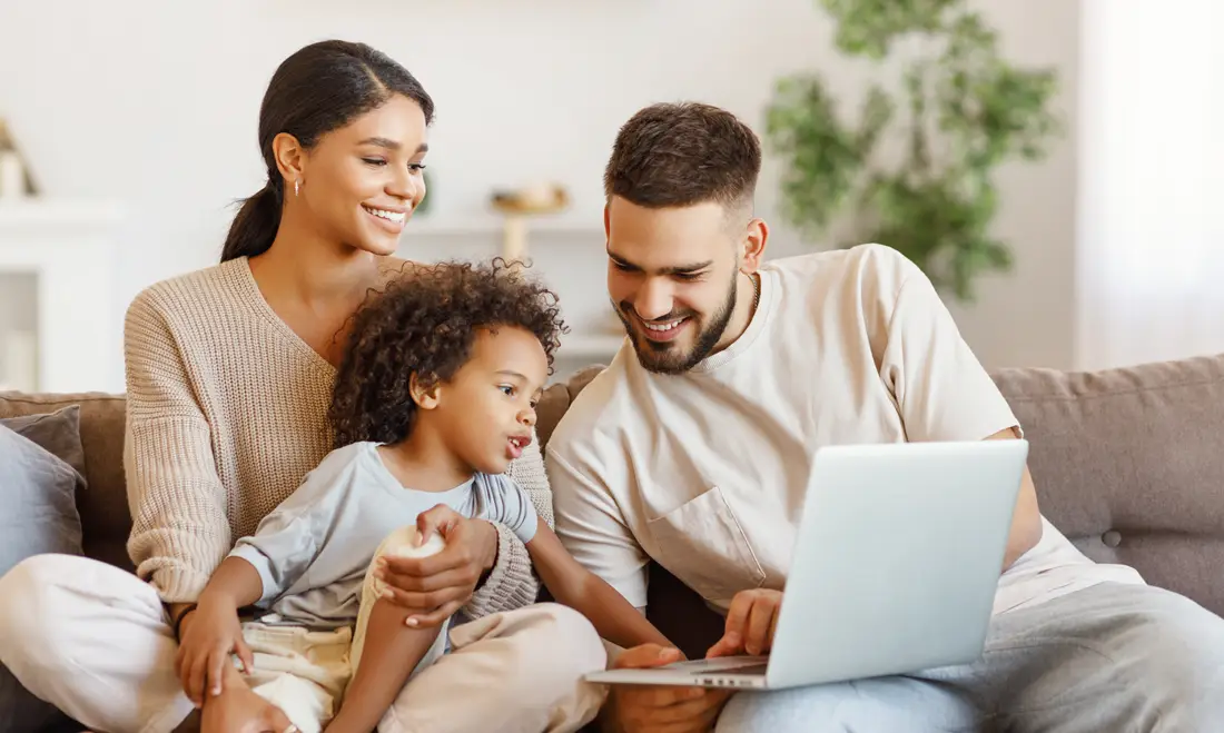 Familie mit Laptop