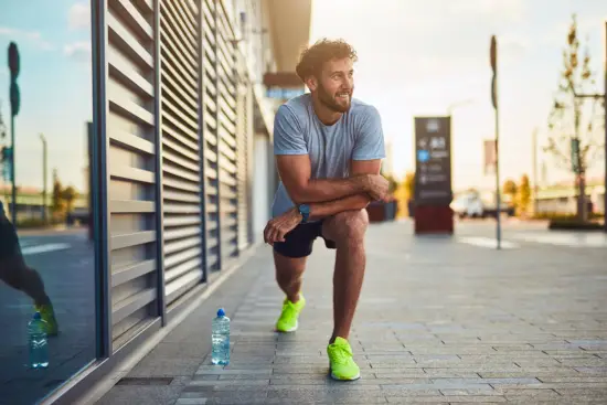 Mann beim Dehnen nach Jogging