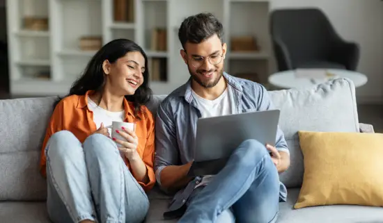 Paar auf Sofa mit Laptop