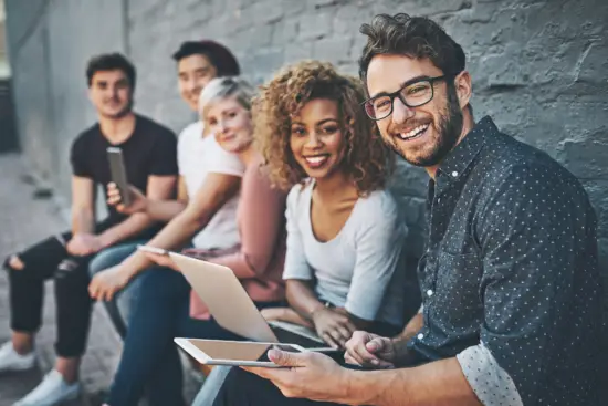 Arbeitnehmer sitzen draußen