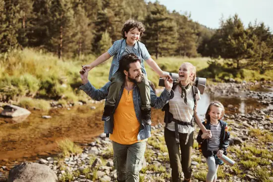 Familie beim Wandern